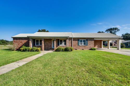 Broussard Casa | 8 Mi to Lafayette Dog-Friendly Home with Large Yard