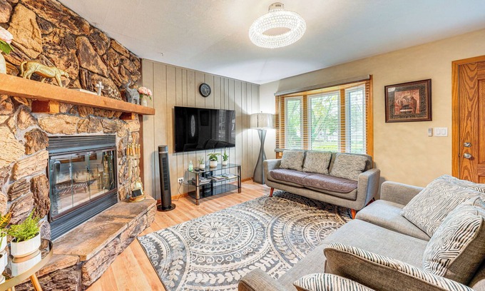 Streamwood Casa | 8 Mi to Nature Center: Streamwood Gem w/ Yard!