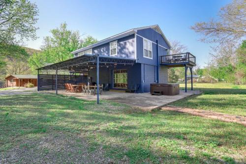 Boswell Casa | 8 Mi to Ozark Folk Center Home with Hot Tub and Deck
