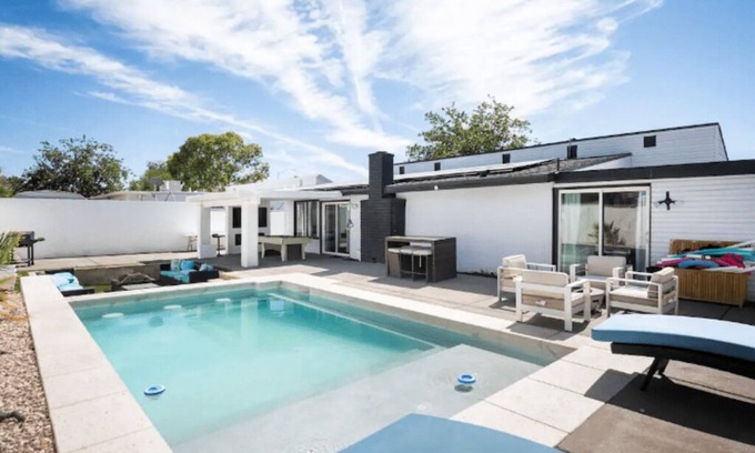 Las Vegas Casa | 8 miles to Fremont with private pool and 8 beds