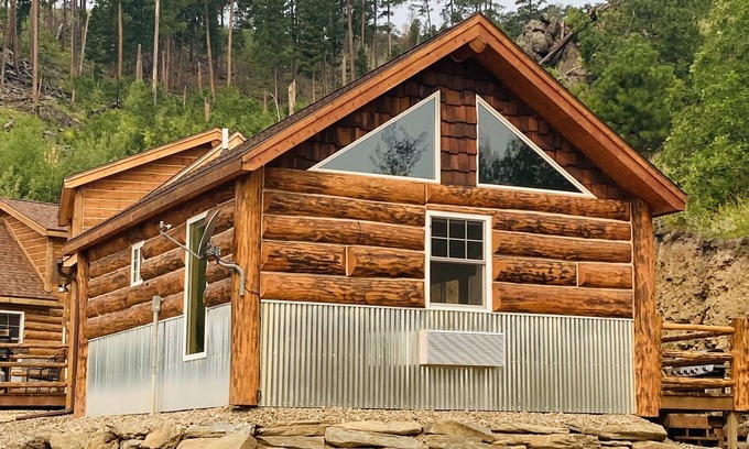Rapid City Cabina | 8 miles to Mount Rushmore - Sleeps 2 - King Bed