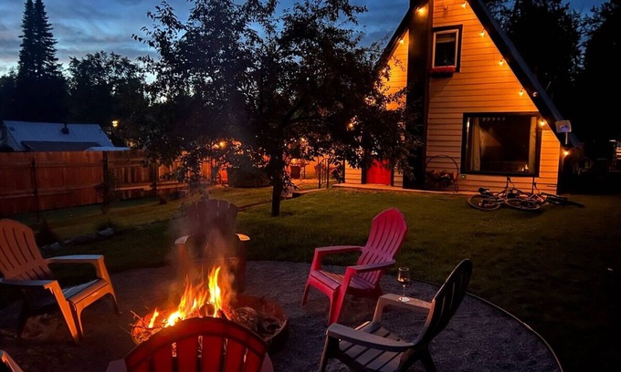 Coram Cabina | 8 Minutes to Glacier National Park A-Frame With Hot Tub