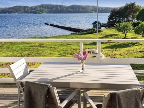 Ljungskile Casa | 8 person holiday home in LJUNGSKILE-By Traum