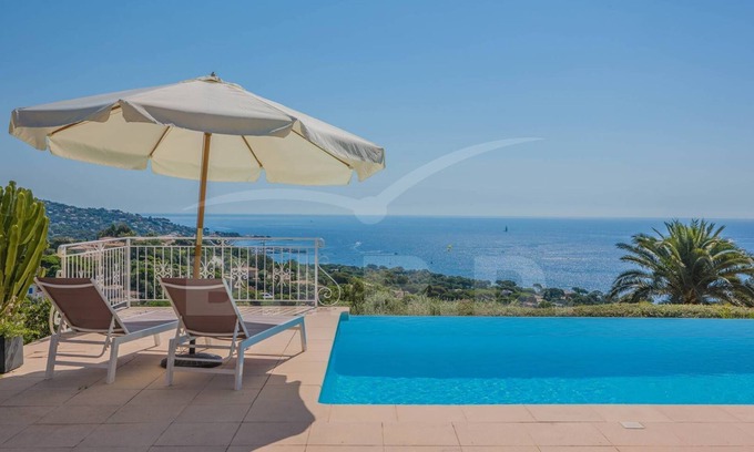 Plage de la Garonnette Casa | 8-person villa with panoramic view close to the beach