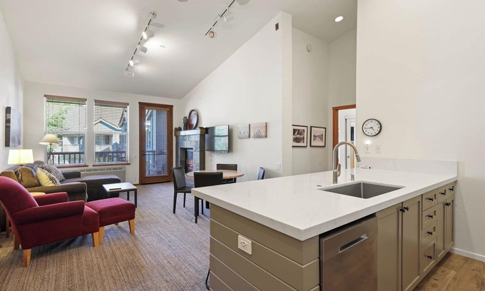 Olympic Valley Condominio | 801 | Modern 2BD - King + Bunks, Pool & Sauna