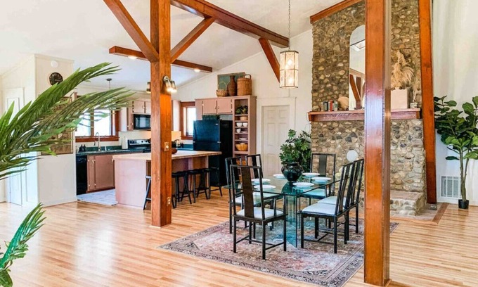 Fairfield Casa | 80s glam house w/ hot tub, mtn views near W&L, VMI