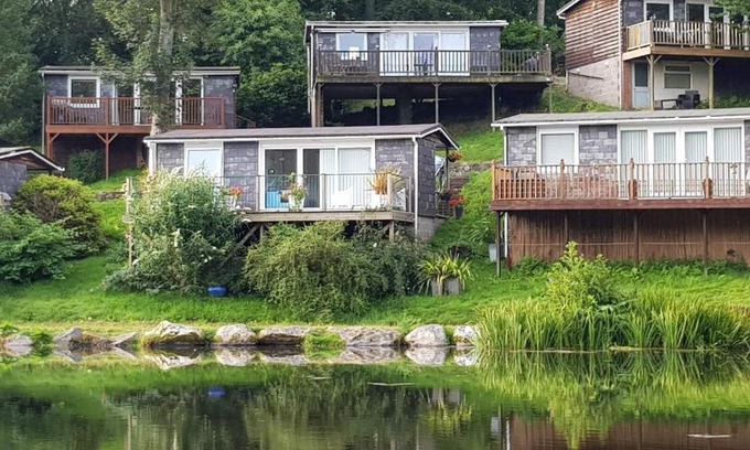 Bont Newydd Chalet De Esquí | 81 Glan Gwna chalet with lakeside balcony