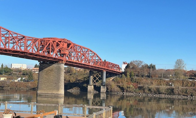 Old Town Chinatown Condominio | 840 square foot 1-bedroom 1 bath condo on the RIVER. 2 balconies! Pool. Hot tub.