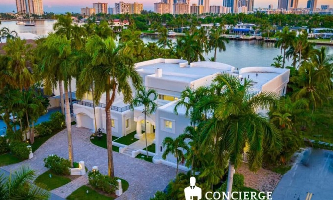 South Lake Casa | 8500sf Intracoastal Mansion/Cinema/Dock/Pool