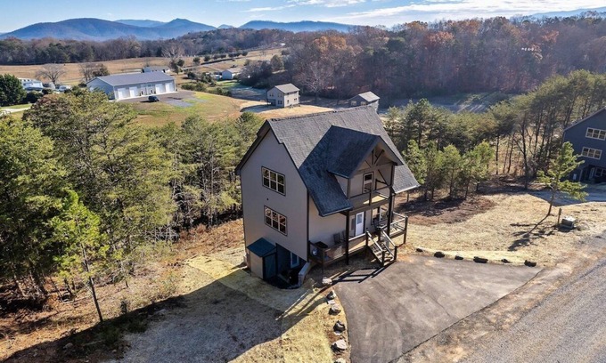 Sevierville Cabina | 85° Pool | Hot Tub |Game Room | Dollywood | Pigeon Forge | Gatlinburg