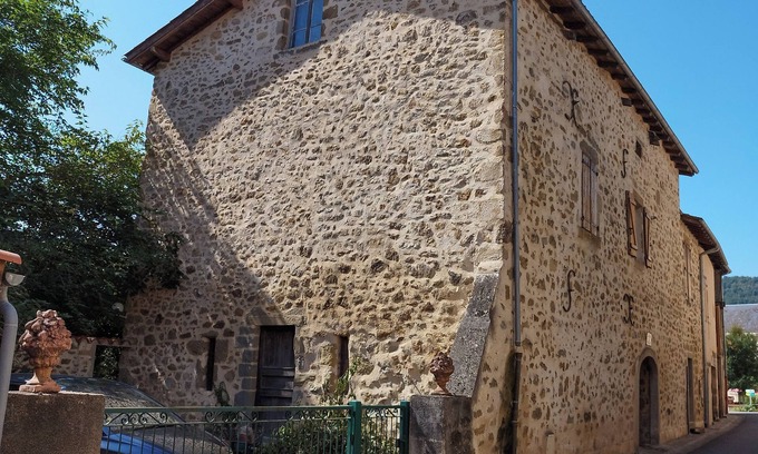 Livinhac-le-Haut Apartamento | 85m2 apartment in 18th century house in the heart of the village.