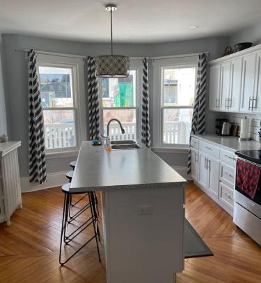 Queens Square Casa | 86A King Bed 2bd 3bt on Queen St. Downtown