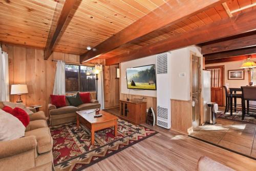 Big Bear Apartamento | 88 Acres Cottage in Big Bear w HotTub & Fireplace