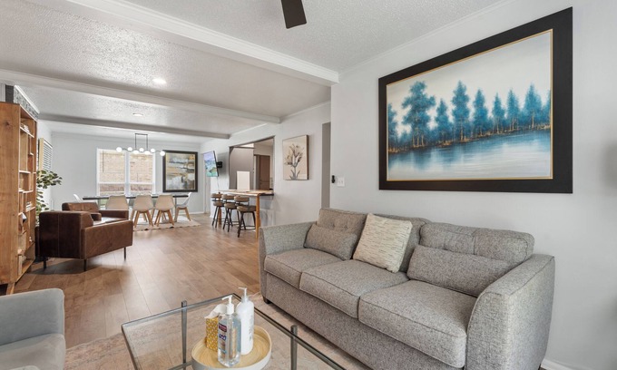 Central Oklahoma City Casa | Spacious Modern Retreat Near Plaza District | Laundry Room & Pool Table #08