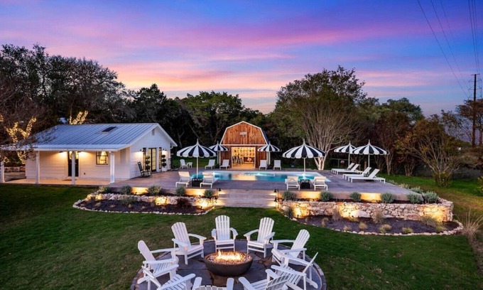 New Braunfels Casa | 8Sages-Gruene*Luxury Getaway* Accommodates 18