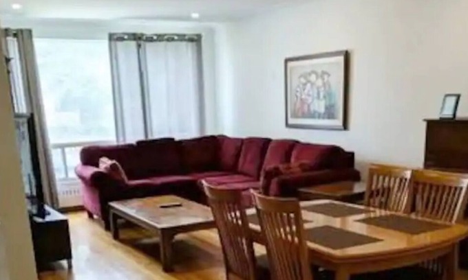 Cote-Saint-Luc Apartamento | 9 bedrooms, 4 bathrooms, 2 kitchens, free parking