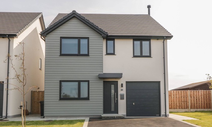 Llanfaelog Casa | 9 GWEL-YR-WYDDFA, pet friendly, luxury holiday cottage in Llanfaelog