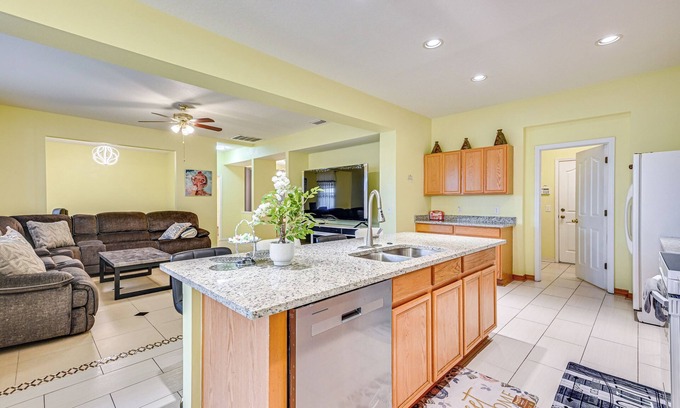 Riverview Casa | 9 Mi to Apollo Beach: Riverview Getaway!