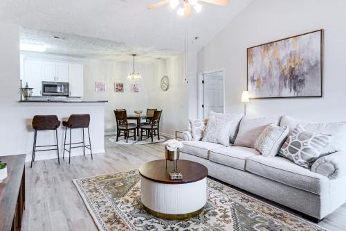 Fayetteville Apartamento | 9 Mi to Dtwn Fayetteville Condo with Pool Access!