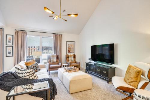 Beaverton Casa | 9 Mi to Dtwn PDX Stunning Pet-Friendly Home!
