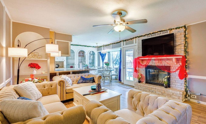 South Side Casa | 9 Mi to Dtwn: Spacious Retreat in Corpus Christi!