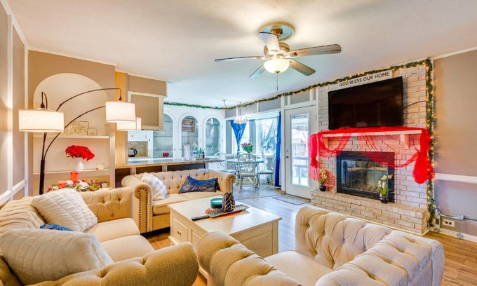 South Side Casa | 9 Mi to Dtwn Spacious Retreat in Corpus Christi!