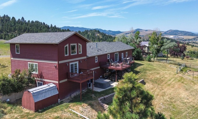 Montana City Casa | 9 Mi to Helena: Mtn-View & Hot Tub at Huge Home
