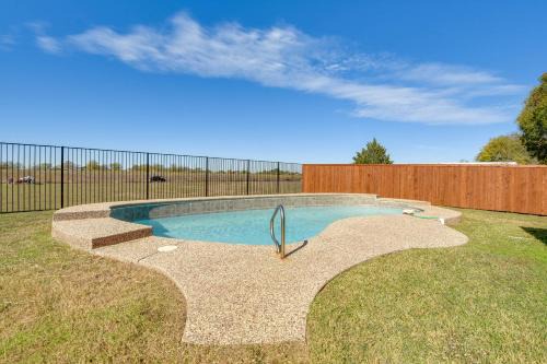 Sanger Casa | 9 Mi to Ray Roberts Lake Texas Retreat with Pool