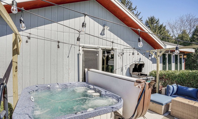 Howards Grove Casa | 9 Mi to Shore: Home w/ Hot Tub in Howards Grove!