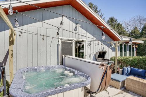 Howards Grove Casa | 9 Mi to Shore Home with Hot Tub in Howards Grove!