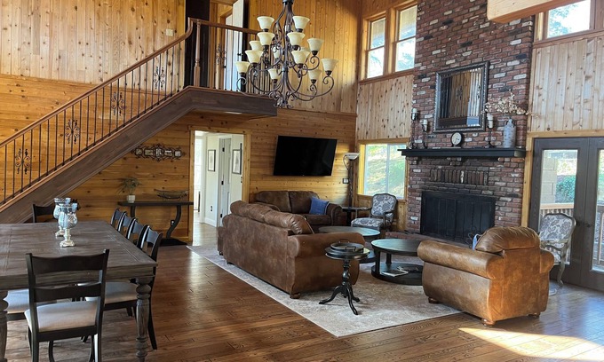 Tehachapi Casa | 90 Acre Luxury Ranch Sleeps 10 - Pool Jacuzzi Pickleball Court - Horse Corrals