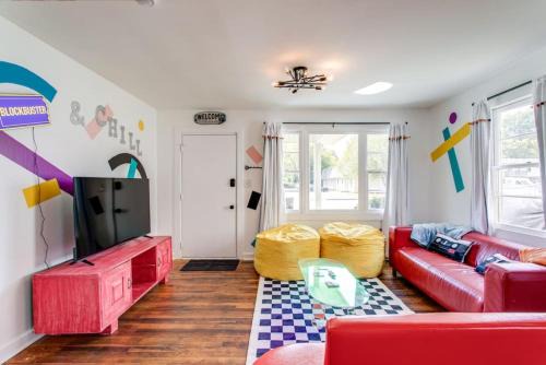 Murfreesboro Casa | 90s Crib -2bed 1bath, Funky Vibe, Central Location