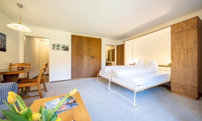 Vulpera Apartamento | 9303 Gemuetliches, zweckmaessig eingerichtetes Studio mit Balkon und Golfplatzblick