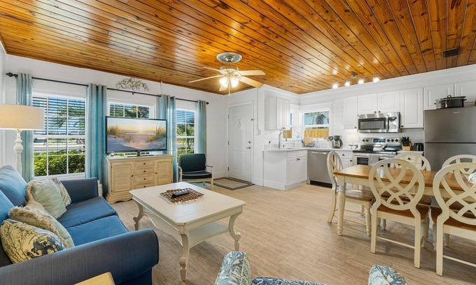 Laguna Beach Estates Casa | $195/NT Aug 6-9~Quiet Laguna Beach ~Directly Across Street-30ft from Perfect Beach Access #83