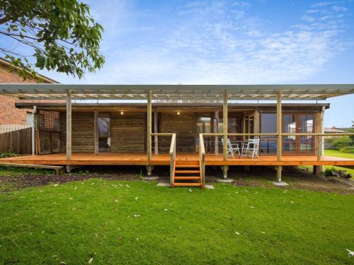 Dalmeny Casa | 98 Ocean Parade Rustic Log Cabin