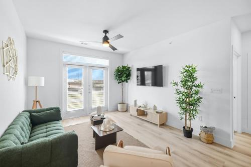 Fort Worth Apartamento | 99 Modern 2B2B Near Stockyards, Resort Pool & Gym, 7M to Dickies Stadium, 15M to AT&T stadium