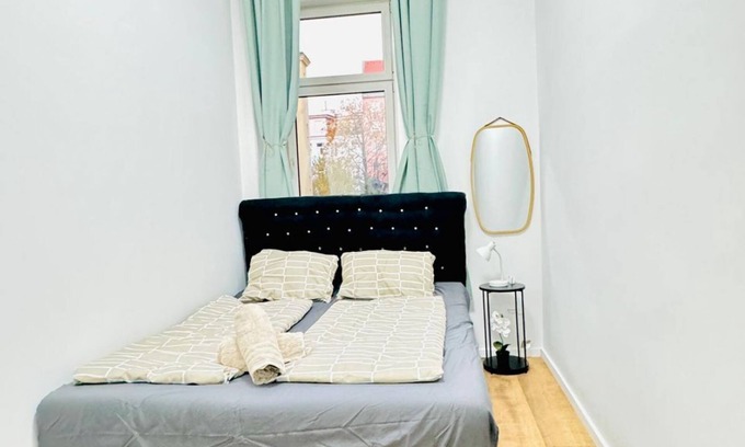 Brigittenau Apartamento | 9BR Apartment for 18P, 12-Min Walk to Augarten