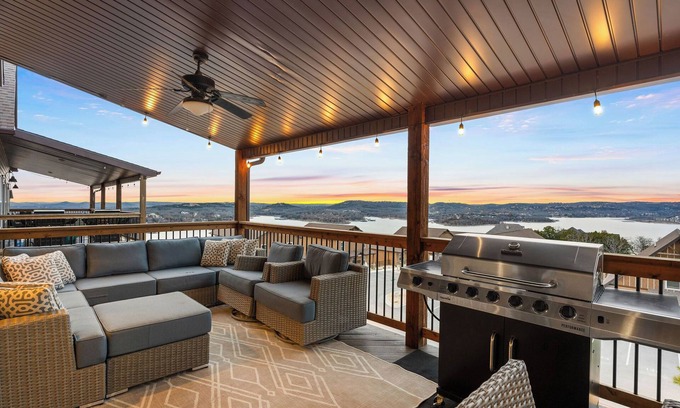 Kimberling City Casa | Southern Exposure - Lake View - Hot Tub