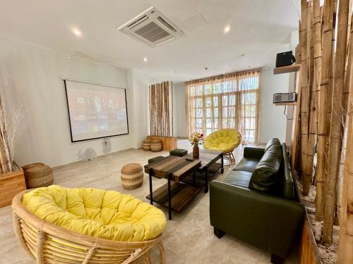Duong To Casa | 9BR West coast Phu Quoc beach townhouse shared swimming pools