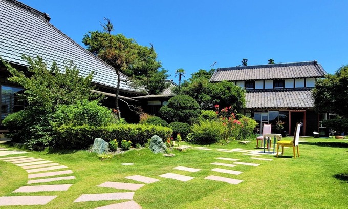 Asahi Casa | A 120yearold folk house and a museum of contempo - KOMINKA Art Museum Villa / Asahi Chiba