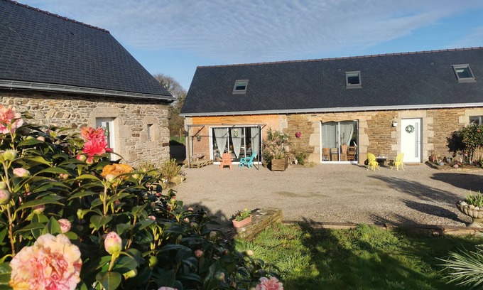 Plouigneau Casa | A 17 Minutes des Plages, Gîte de L'hermine Curieuse, Idéal Pour les Familles