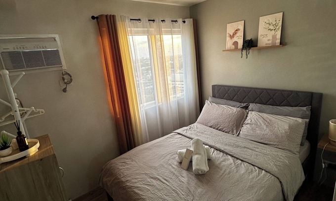 Las Pinas Condominio | A 24-sqm studio type . Has 3 beds and perfect for families, couples or friends.