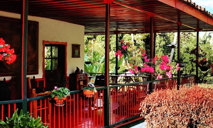 Montenegro Cabaña | A 5 minutos del Parque del Café. Casa tradicional con los mas bellos jardines