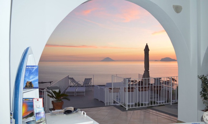 Malfa Casa | A Alera Room and Breakfast