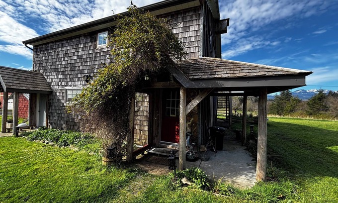 Courtenay Casa | A Barndominium Retreat on the Edge of Nature