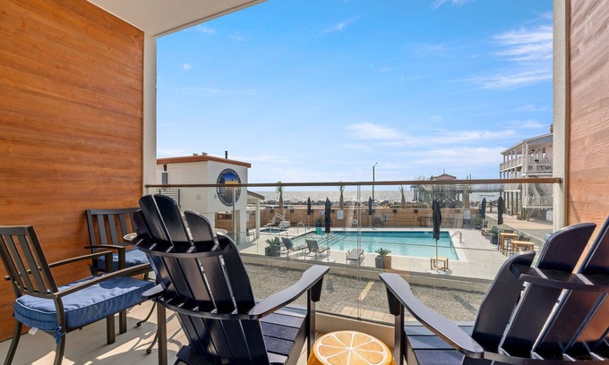 North Carolina Coast Condominio | A Beachfront Retreat | POOL OPEN!