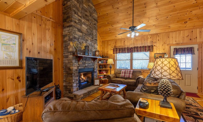 Boone Cabina | A Bears Hill - Log Cabin en Boone con bañera de hidromasaje, amplio patio y estanque.