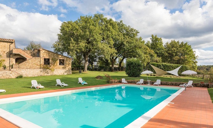 Chiusdino Villa | Preciosa casa de campo de piedra con gran jardín y piscina, ideal para familias con niños.