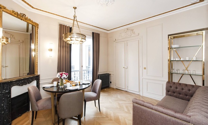 Champs-Elysees Apartamento | A Beautiful 2-BR apartment in the Champs-Elysées