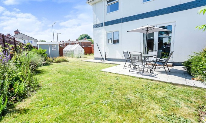 Cleethorpes Casa | A beautiful 3 bed semi detached house. Private driveway up to three vehicles.